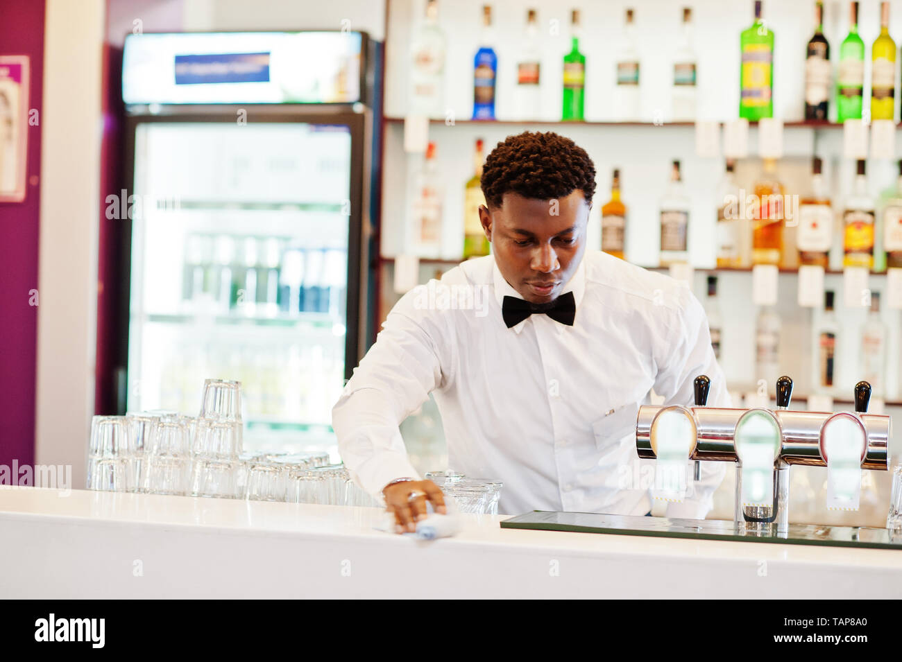 Barman afro-américain sur l'usure à l'aide d'un bow-tie bar à lunettes. Banque D'Images