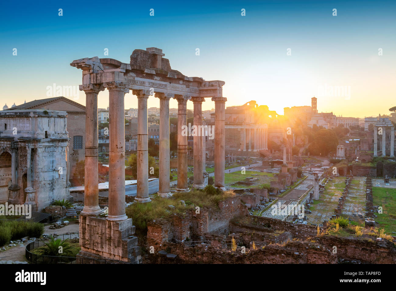 Lever du soleil sur le Forum romain de Rome, Italie Banque D'Images