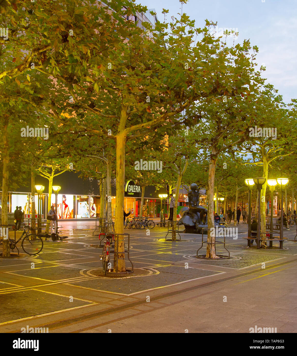 Francfort, Allemagne - septembre 3, 2018 : les vélos garés par les arbres du centre-ville de ruelle, lanternes rue rougeoyer en soir Banque D'Images