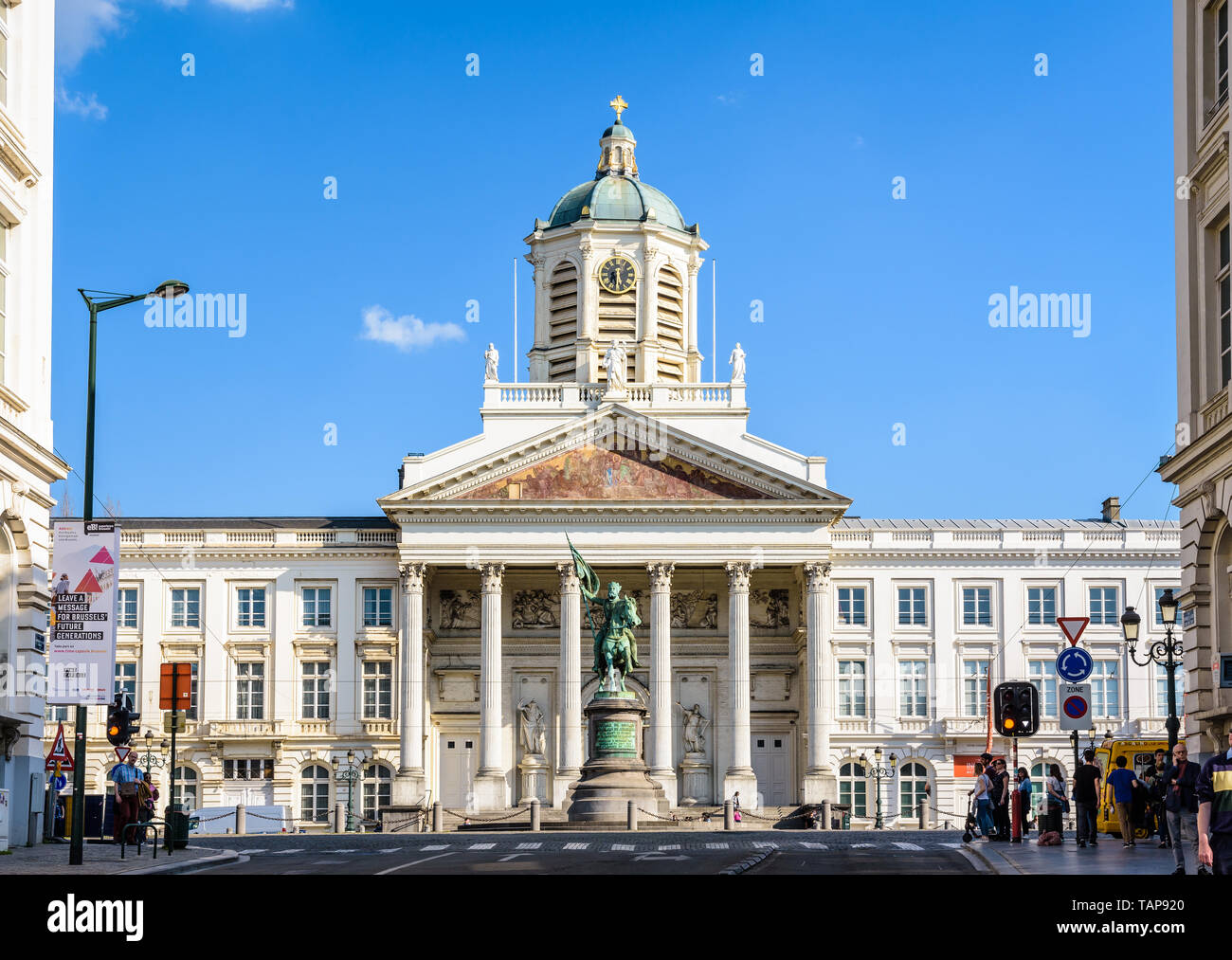 Vue de la façade de l'église SaintJacquessurCoudenberg sur la Place