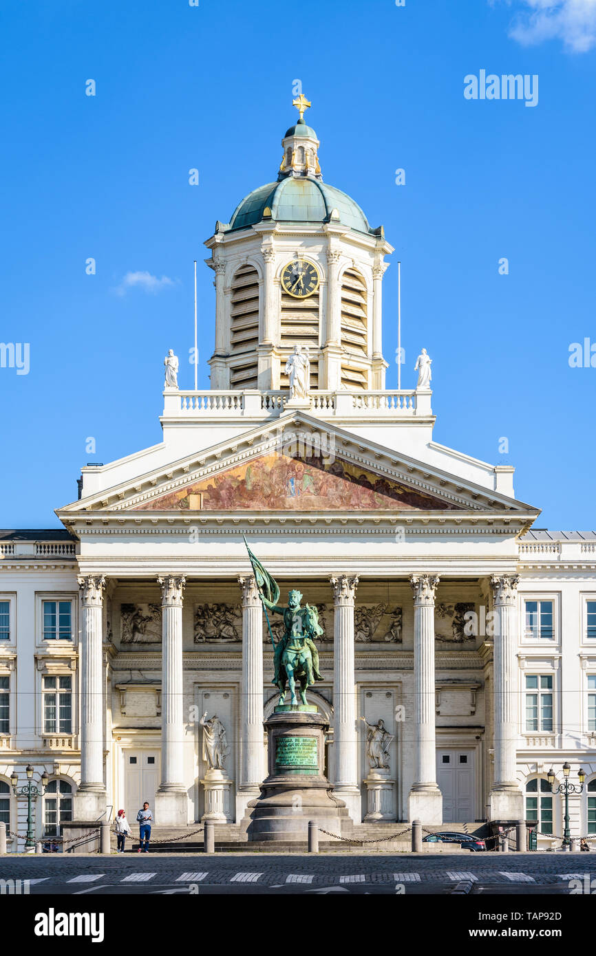 Vue de la façade de l'église SaintJacquessurCoudenberg sur la Place