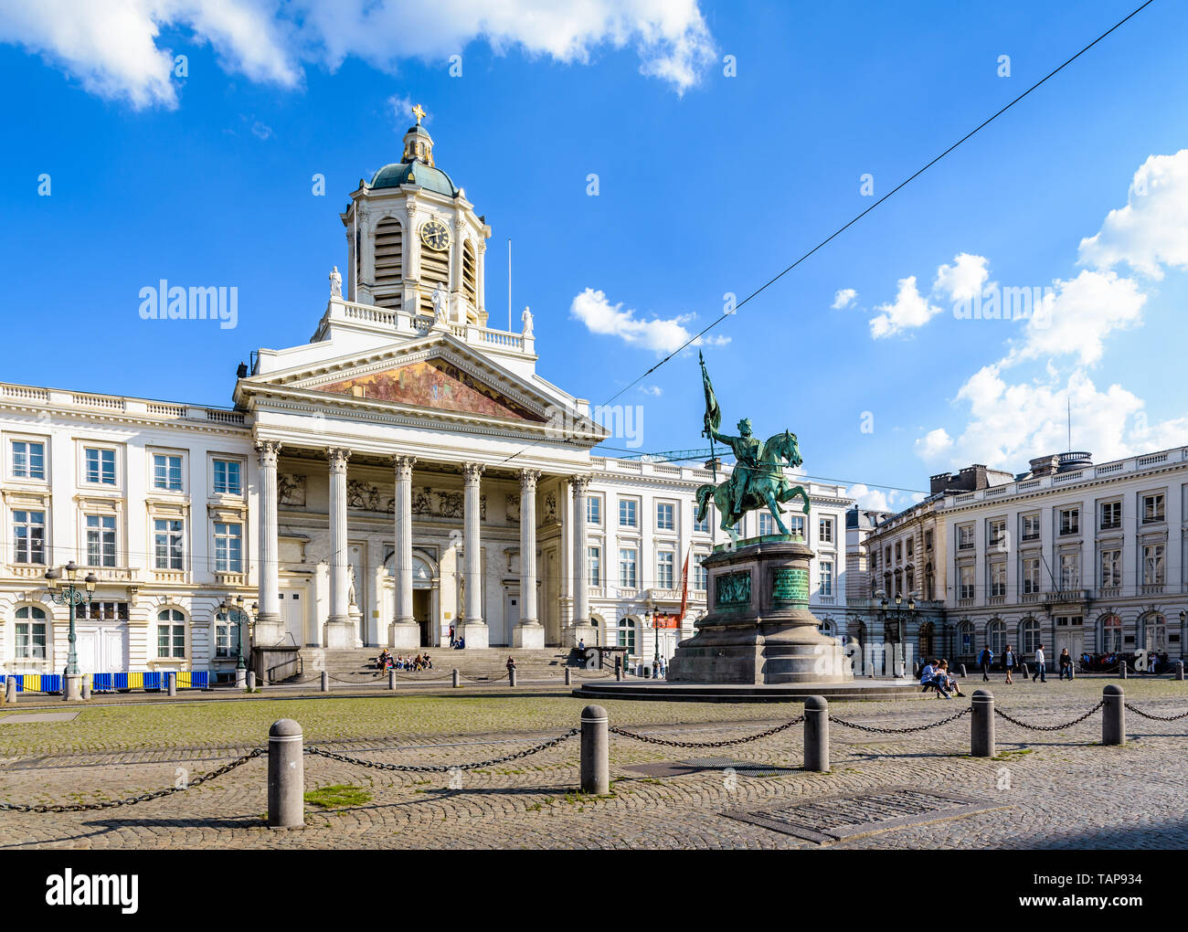 Vue générale de la Place Royale à Bruxelles, Belgique, avec une statue de Godefroid de Bouillon et l'église de Saint-Jacques-sur-Coudenberg. Banque D'Images