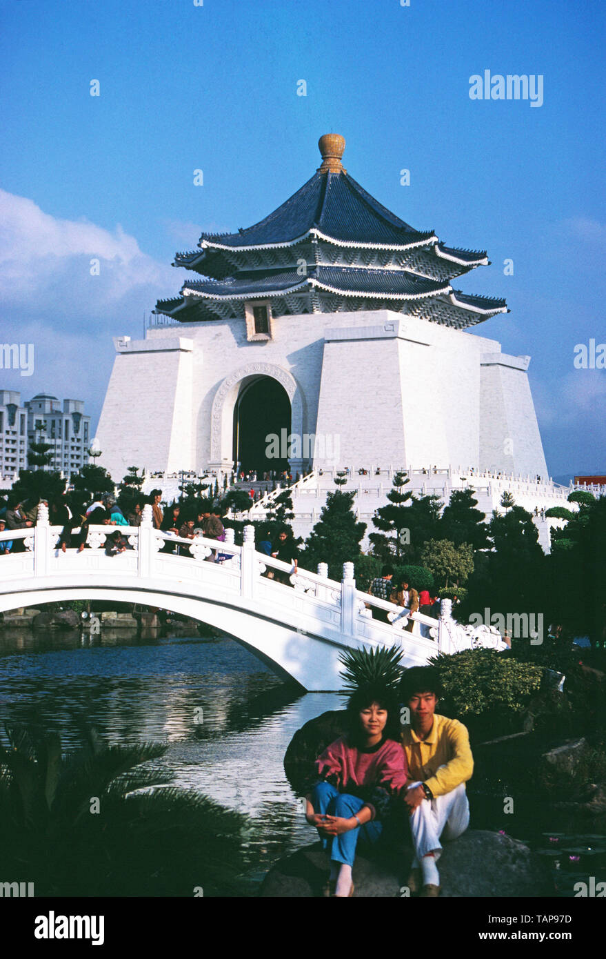 Taïwan. Taipei. Jeune couple assis en face de Chiang Kai-Shek Memorial Hall. Banque D'Images