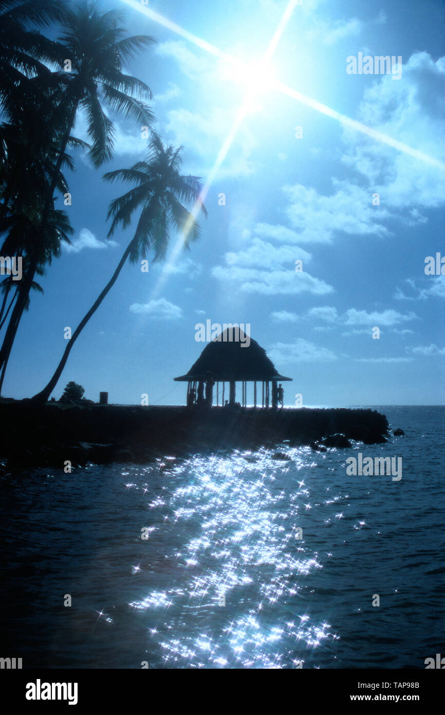 Samoa. L'île d'Upolu. La Côte Tropical scène avec fale traditionnel beach hut. Banque D'Images