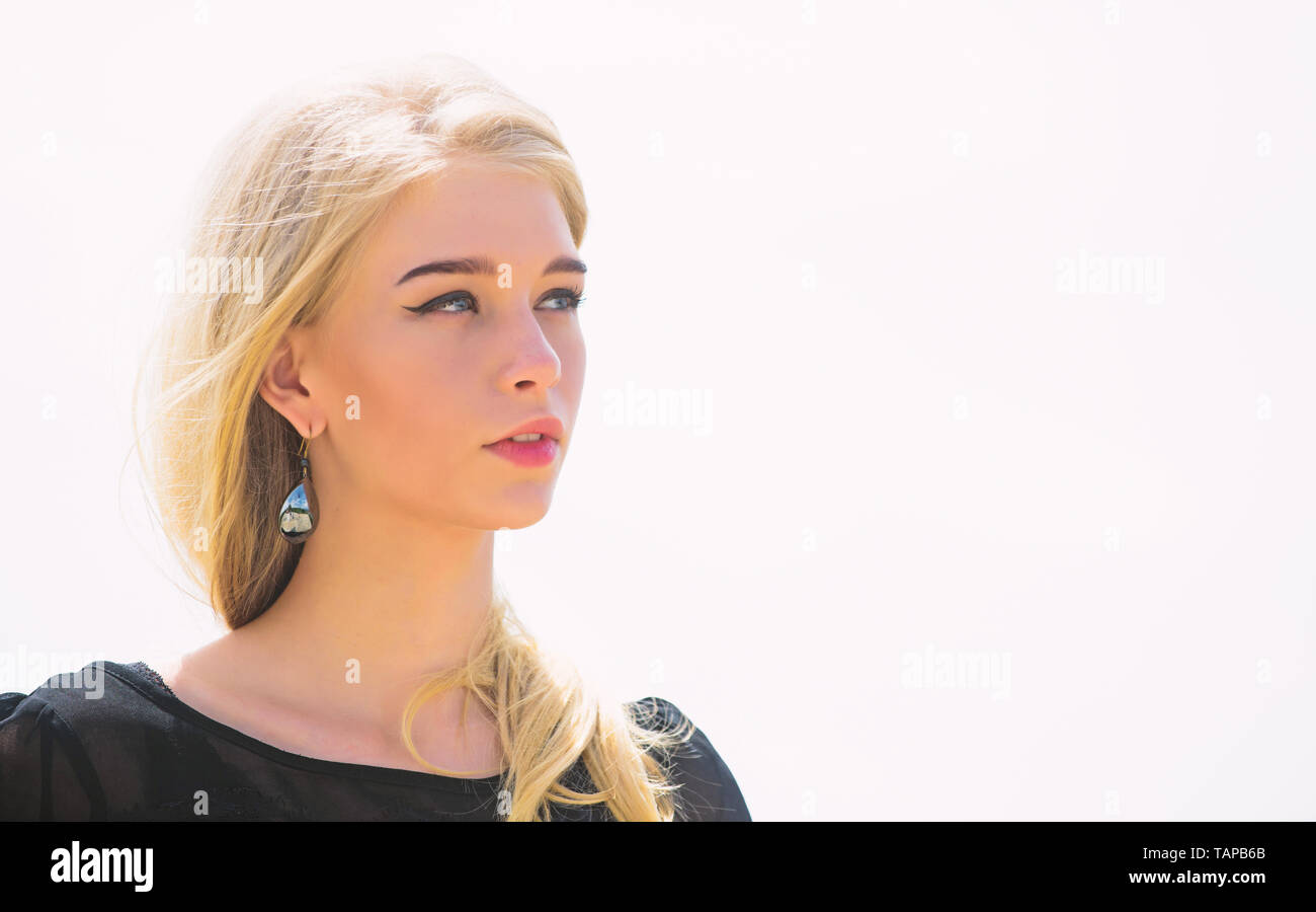 Comment réparer les cheveux décolorés et rapide en toute sécurité. Blanchissement des racines. Conseils coiffure concept. Sauver mes cheveux décolorés. Comment prendre soin de cheveux décolorés. Offres maquillage visage fille blonde fond de ciel. Banque D'Images Comment réparer les cheveux décolorés et rapide en toute sécurité. Blanchissement des racines. Conseils coiffure concept. Sauver mes cheveux décolorés. Comment prendre soin de cheveux décolorés. Offres maquillage visage fille blonde fond de ciel. Banque D'Images