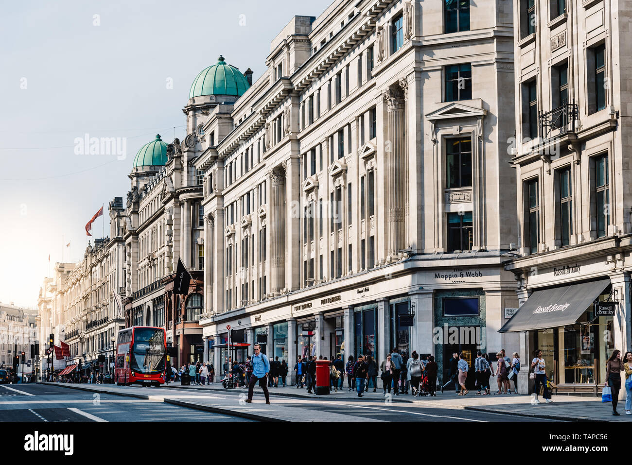 Londres, Royaume-Uni - 15 mai 2019 : scène de rue à la rue Regent à la lumière solaire La lumière diffuse. Regent Street est une importante rue commerçante dans le West End de Londres famou Banque D'Images