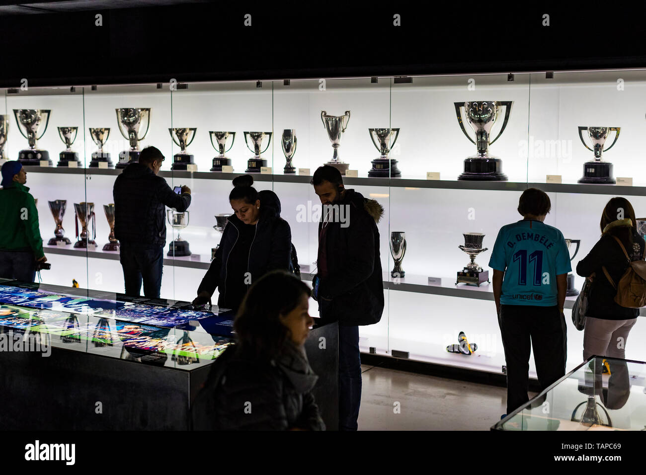 Barcelone, Espagne - 12 janvier 2018 : Le musée de trophées des coupelles et des bourses de l'équipe de FC Barcelone dans le Camp Nou. Banque D'Images