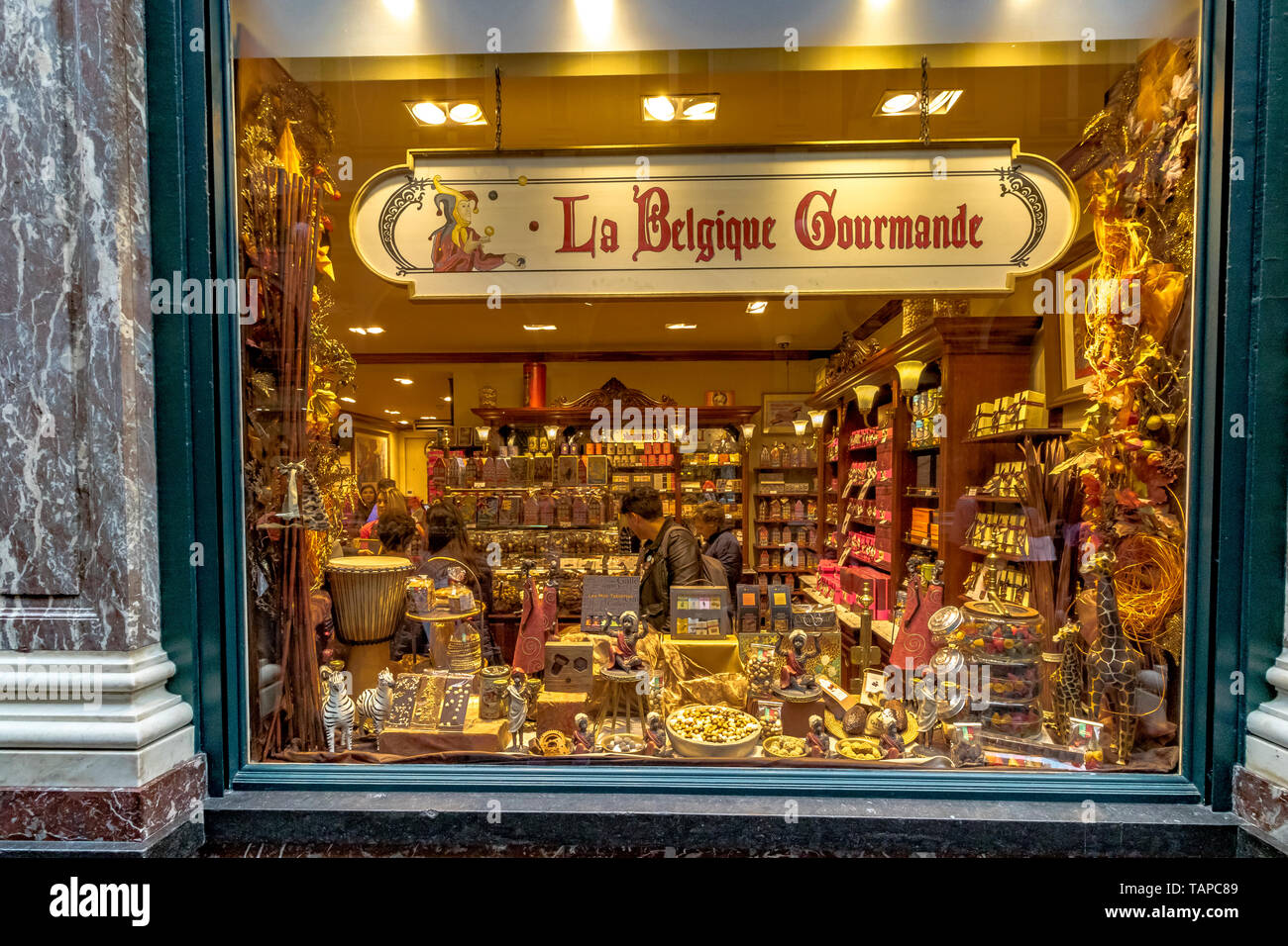 La Belgique gourmande d'un chocolat de luxe boutique dans les Galeries Royales Saint-Hubert , une élégante galerie marchande émaillés à Bruxelles, Belgique Banque D'Images