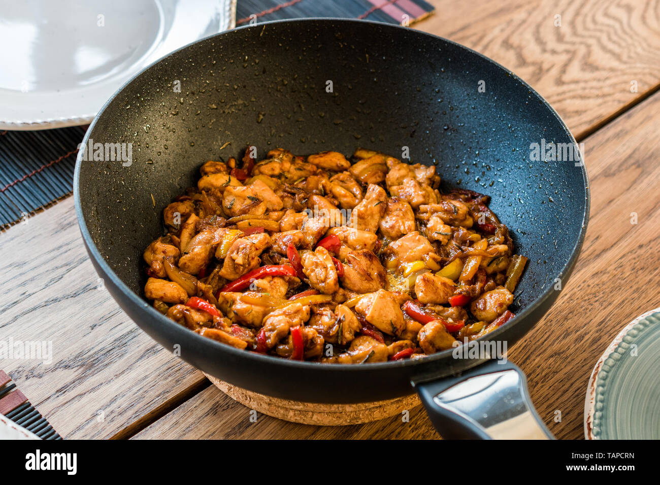 Poulet de Manchourie avec sauce soja, Julienne de légumes au wok casserole en fer / cuisine de style asiatique. Recette traditionnelle Banque D'Images
