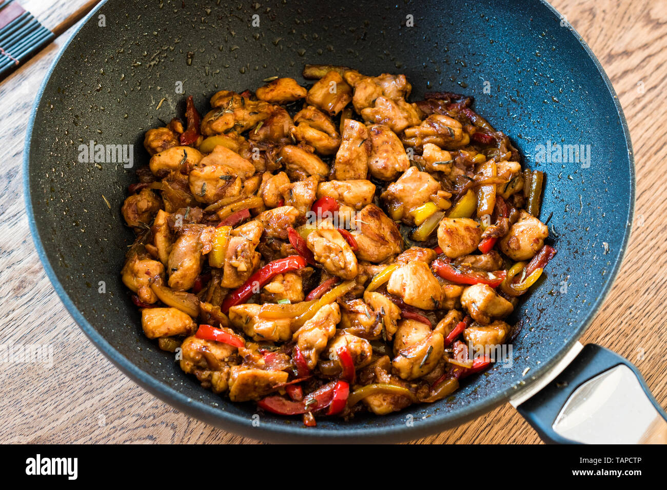 Poulet de Manchourie avec sauce soja, Julienne de légumes au wok casserole en fer / cuisine de style asiatique. Recette traditionnelle Banque D'Images