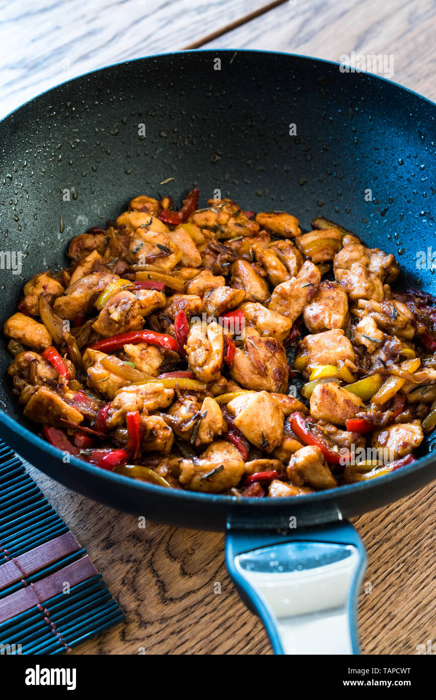Poulet de Manchourie avec sauce soja, Julienne de légumes au wok casserole  en fer / cuisine de style asiatique. Recette traditionnelle Photo Stock -  Alamy