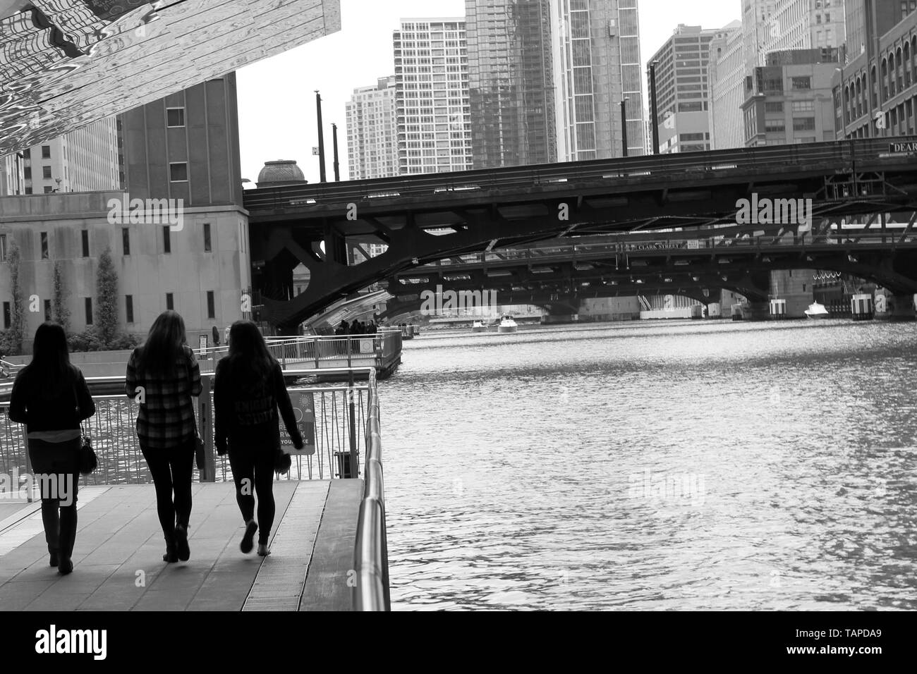 Trois personnes marchant sur la promenade sur le fleuve de Chicago au centre-ville, dans la boucle, Chicago, Illinois, États-Unis Banque D'Images