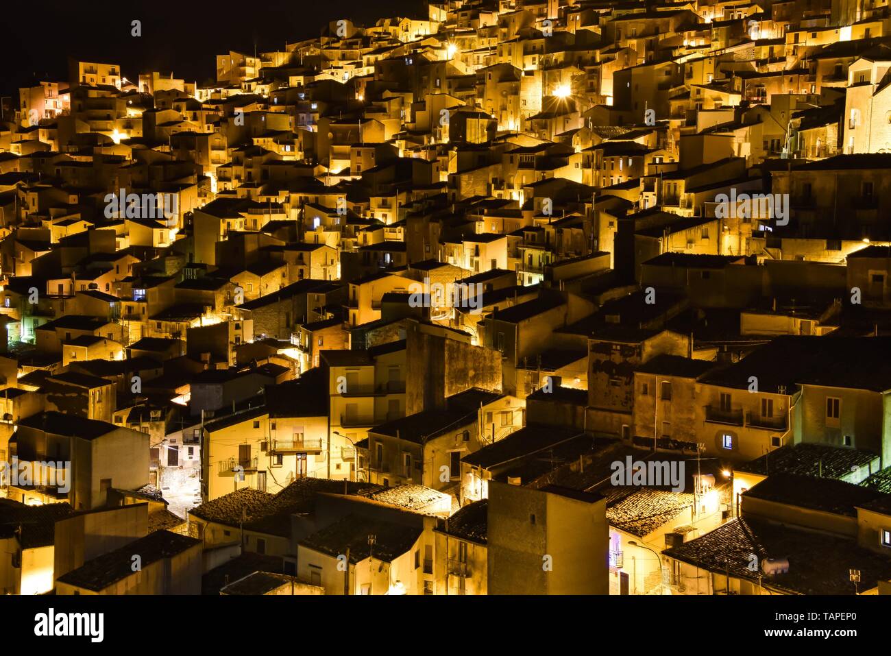 Nightscape de Prizzi, une petite ville de la province de Palerme, Sicile Banque D'Images