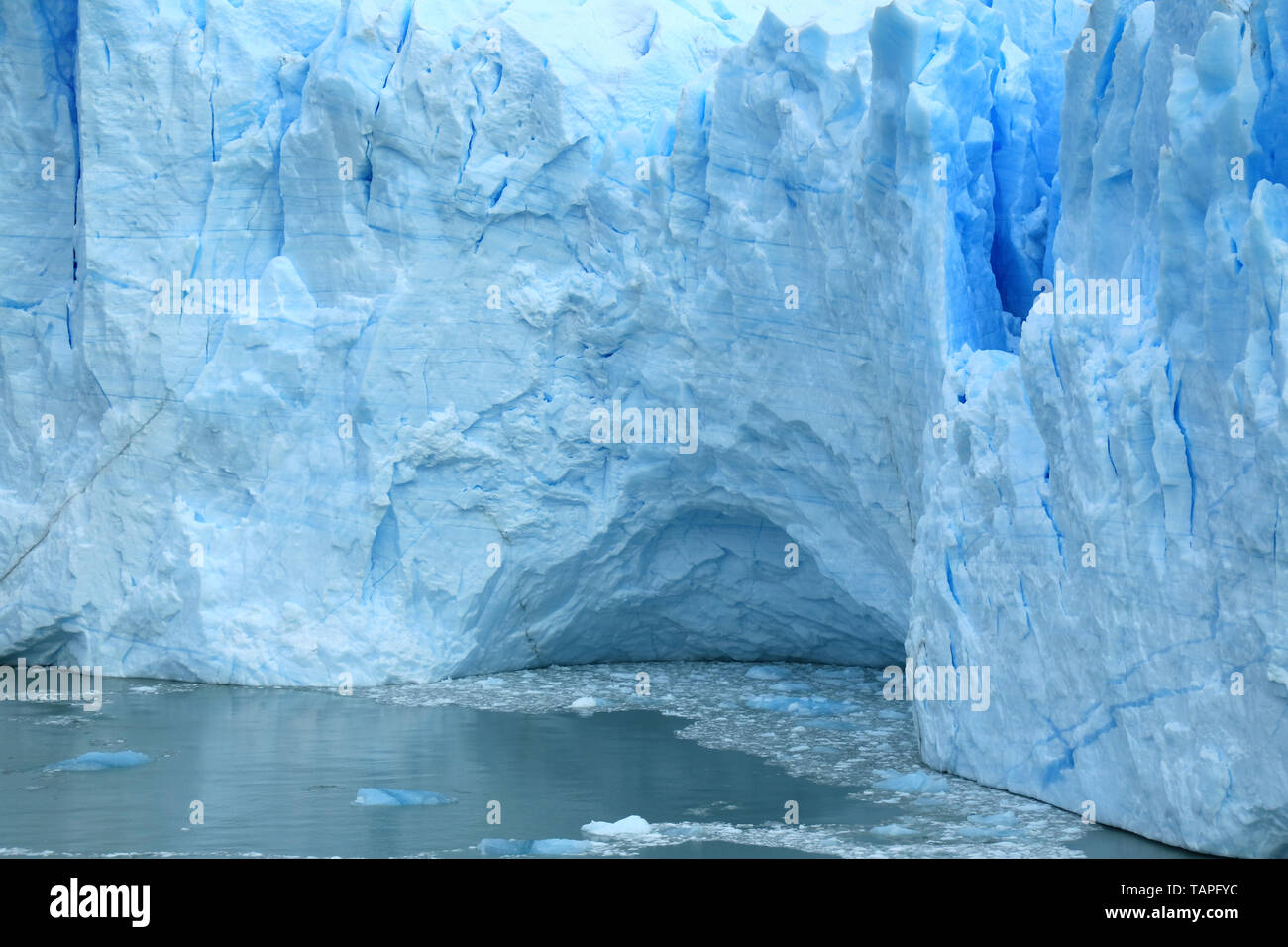 La glace massive bleu paroi avant du Glacier Perito Moreno, sur le lac Argentino, à El Calafate, en Patagonie, Argentine, Amérique du Sud Banque D'Images