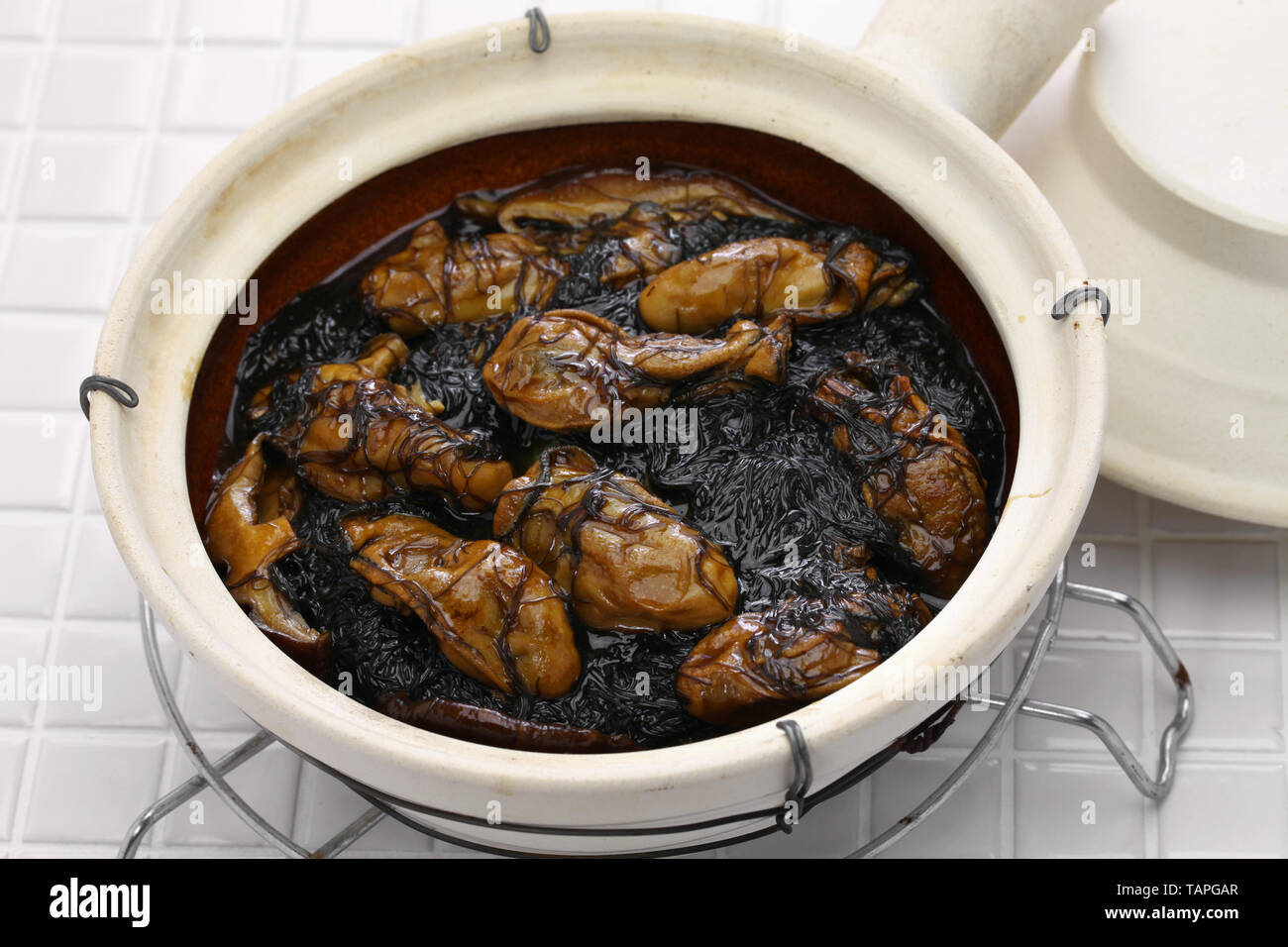 Les huîtres séchées braisées avec mousse noire (ho voir fat choy ) en pot, le plat traditionnel du nouvel an chinois Banque D'Images