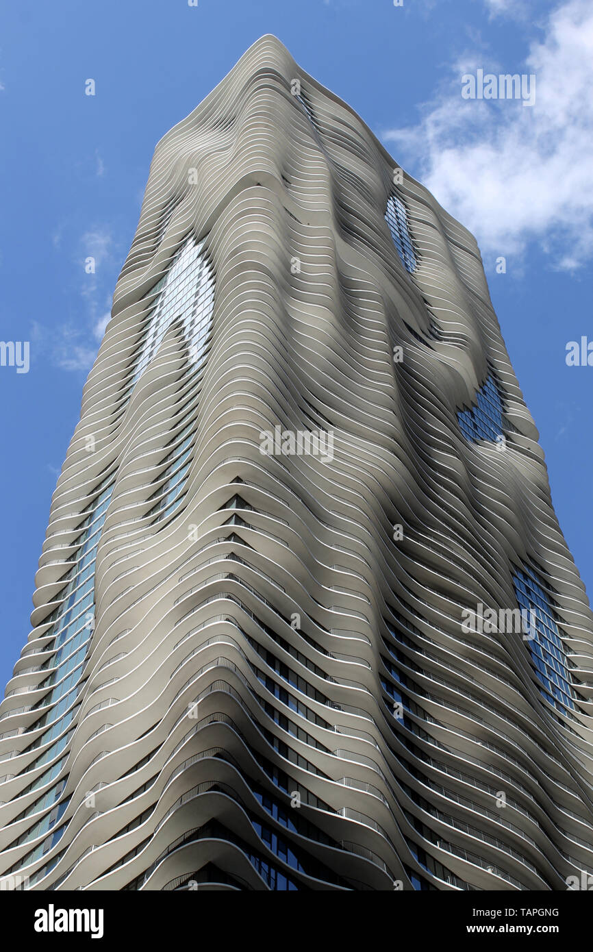 L'Aqua Tower, un immeuble de grande hauteur dans les lignes Lakeshore Est le développement dans la boucle, Chicago, Illinois, conçu par Jeanne Gang et StudioGang Banque D'Images