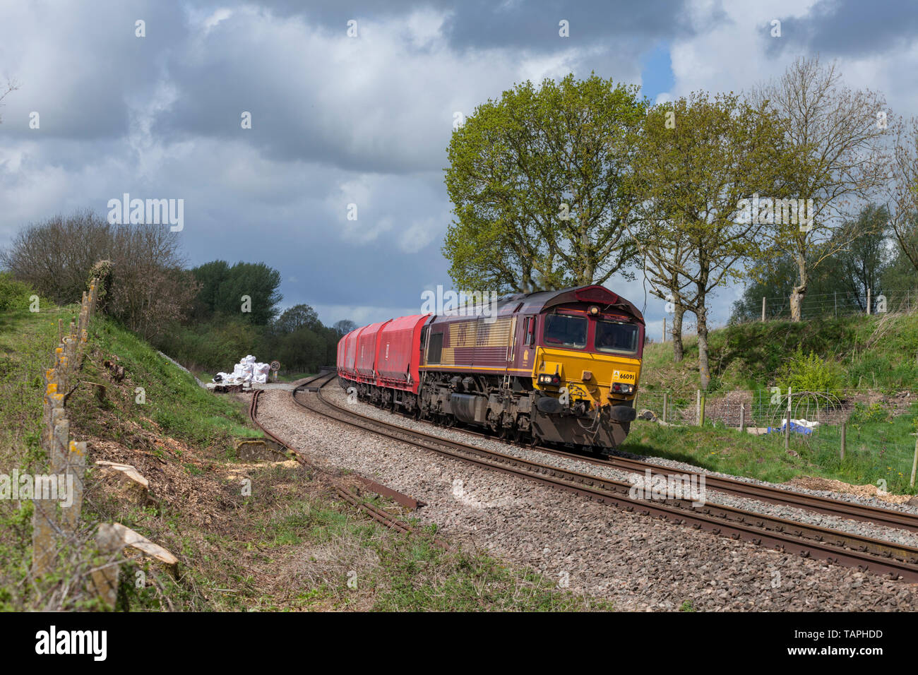 Classe 66 DB cargo transportant encore livrée EWS locomotive passant Crofton, Wiltshire sur la ligne et de Hants Berks avec un train de marchandises transportant des granulats Banque D'Images