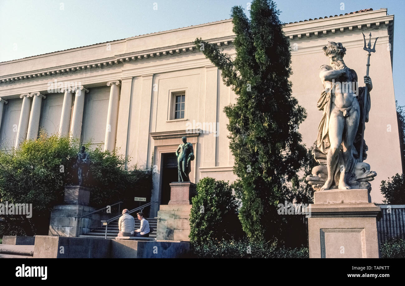 Flancs statuaire l'entrée de la Huntington Library, une des plus grandes bibliothèques de recherche qui est situé sur l'ancien domaine de magnat du chemin de fer Henry Huntington à San Marino, un quartier résidentiel du comté de Los Angeles en Californie du Sud, aux États-Unis. Les 207 acres de propriété a évolué en un centre culturel populaire connu simplement comme le Huntington et dispose également d'une collection d'art des chefs-d'Américains et Européens ainsi que des jardins botaniques avec 15 000 variétés de plantes. La bibliothèque elle-même dispose de 400 000 livres rares et plus de sept millions de manuscrits. Banque D'Images