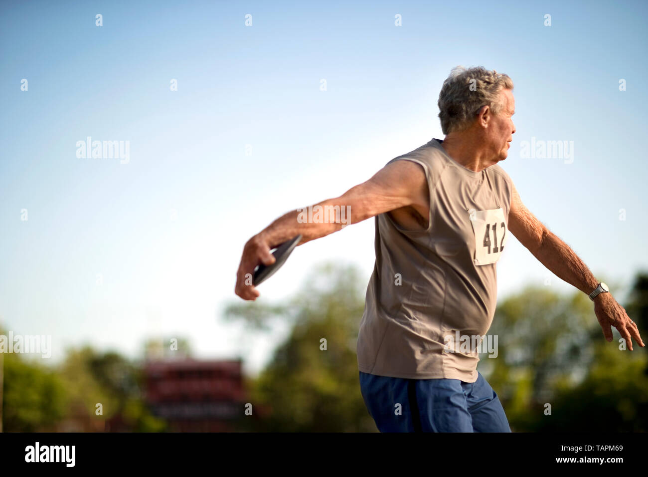 Focused mature man taking objectif avec un disque. Banque D'Images