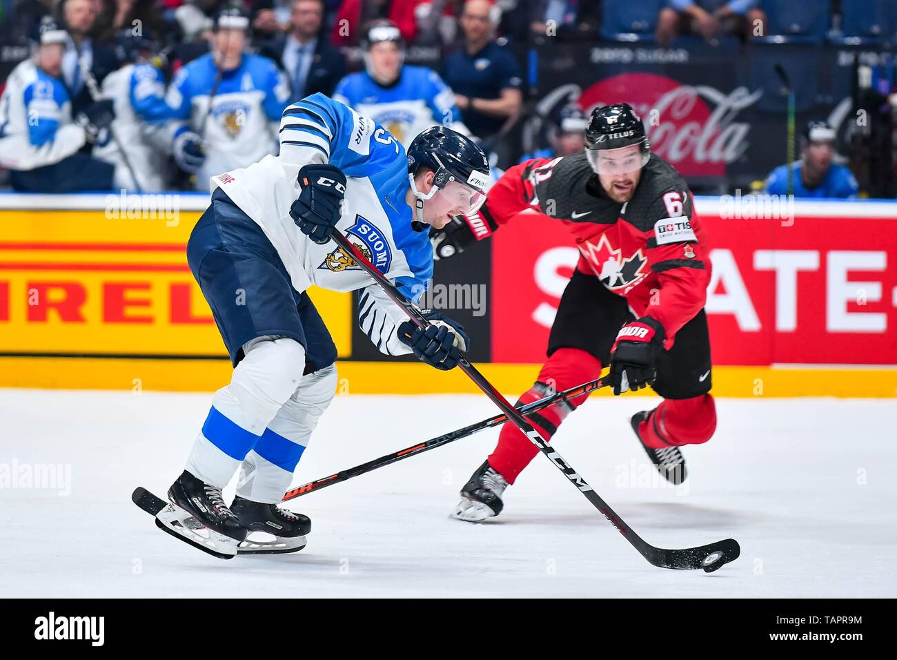 (190527) -- BRATISLAVA, Mai 27, 2019 (Xinhua) -- Mark Stone (R) du Canada s'attaque à la Finlande de Manninen Sakari au cours de la 2019 Championnat du monde de hockey 2009 Slovaquie finale entre le Canada et la Finlande à Ondrej Nepela Arena à Bratislava, Slovaquie le 26 mai 2019. La Finlande a gagné 3-1. (Xinhua/Pawel Andrachiewicz) Banque D'Images