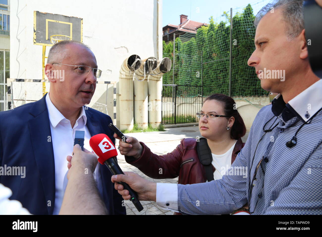 Sofia, Bulgarie. 26 mai, 2019. Sergei Stanishev, le président du parti socialiste européen, prend la parole lors d'une entrevue après avoir voter à un bureau de scrutin à Sofia, Bulgarie, le 26 mai 2019. Sergei Stanishev a déclaré ici le dimanche après le vote dans les élections du Parlement européen, que la politique sociale devrait devenir le centre de l'Union européenne (UE). Credit : Wang Xinran/Xinhua/Alamy Live News Banque D'Images