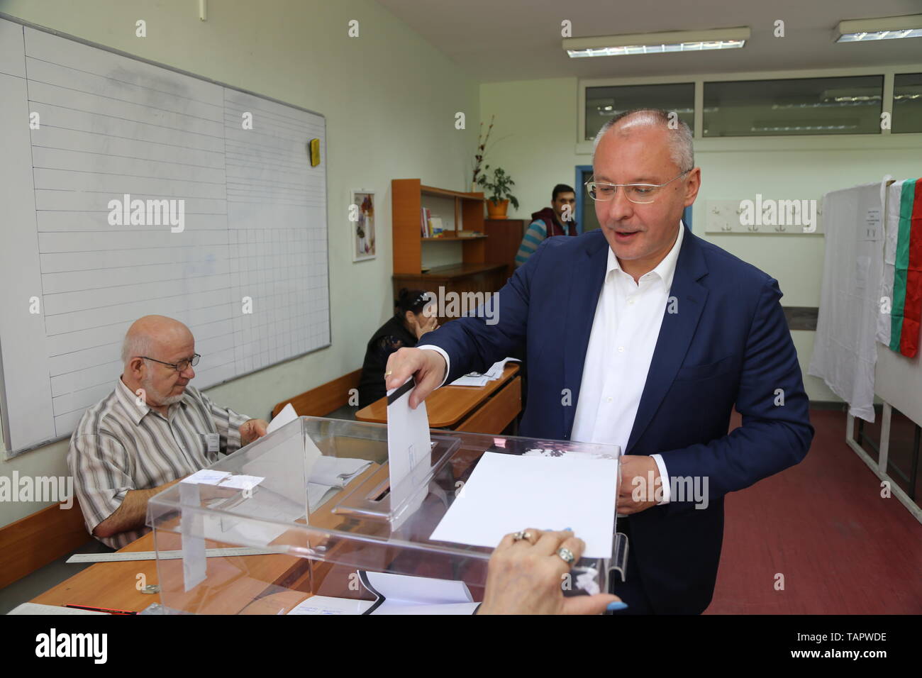 Sofia, Bulgarie. 26 mai, 2019. Sergei Stanishev, le président du Parti Socialiste Européen, jette le bulletin de vote dans la région de Sofia, Bulgarie, le 26 mai 2019. Sergei Stanishev a déclaré ici le dimanche après le vote dans les élections du Parlement européen, que la politique sociale devrait devenir le centre de l'Union européenne (UE). Credit : Wang Xinran/Xinhua/Alamy Live News Banque D'Images