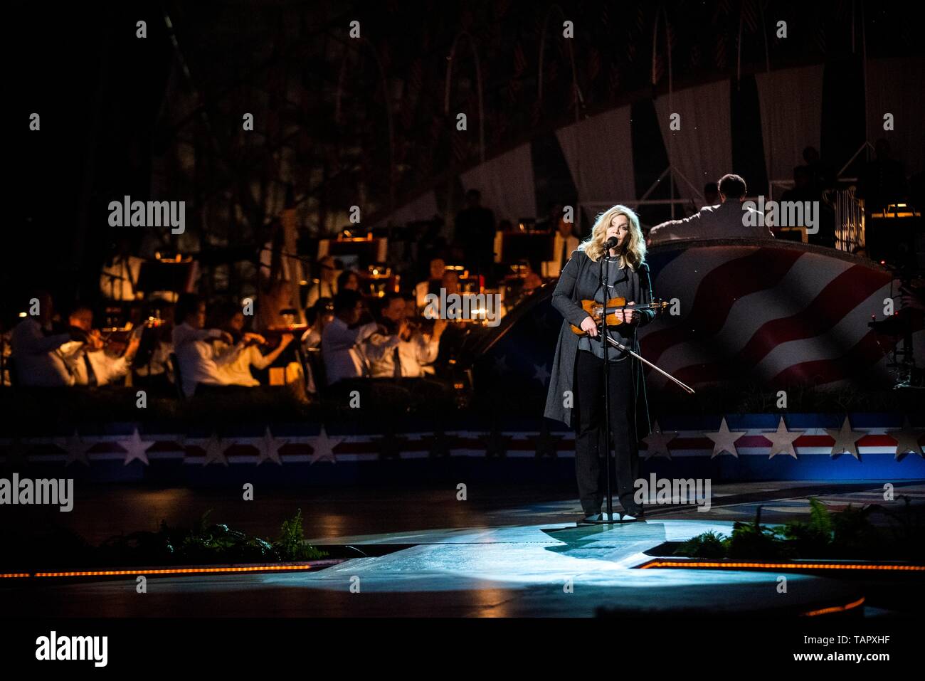 Musicien Alison Krauss joue sur la scène pendant le concert de la Journée commémorative nationale sur la pelouse de l'ouest de la capitale américaine, 26 mai 2019 à Washington, D.C. Le concert est en souvenir des militaires qui ont donné leur vie pour le pays. Banque D'Images