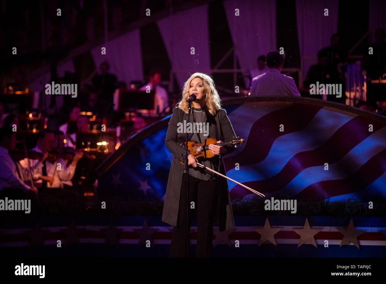 Musicien Alison Krauss joue sur la scène pendant le concert de la Journée commémorative nationale sur la pelouse de l'ouest de la capitale américaine, 26 mai 2019 à Washington, D.C. Le concert est en souvenir des militaires qui ont donné leur vie pour le pays. Banque D'Images