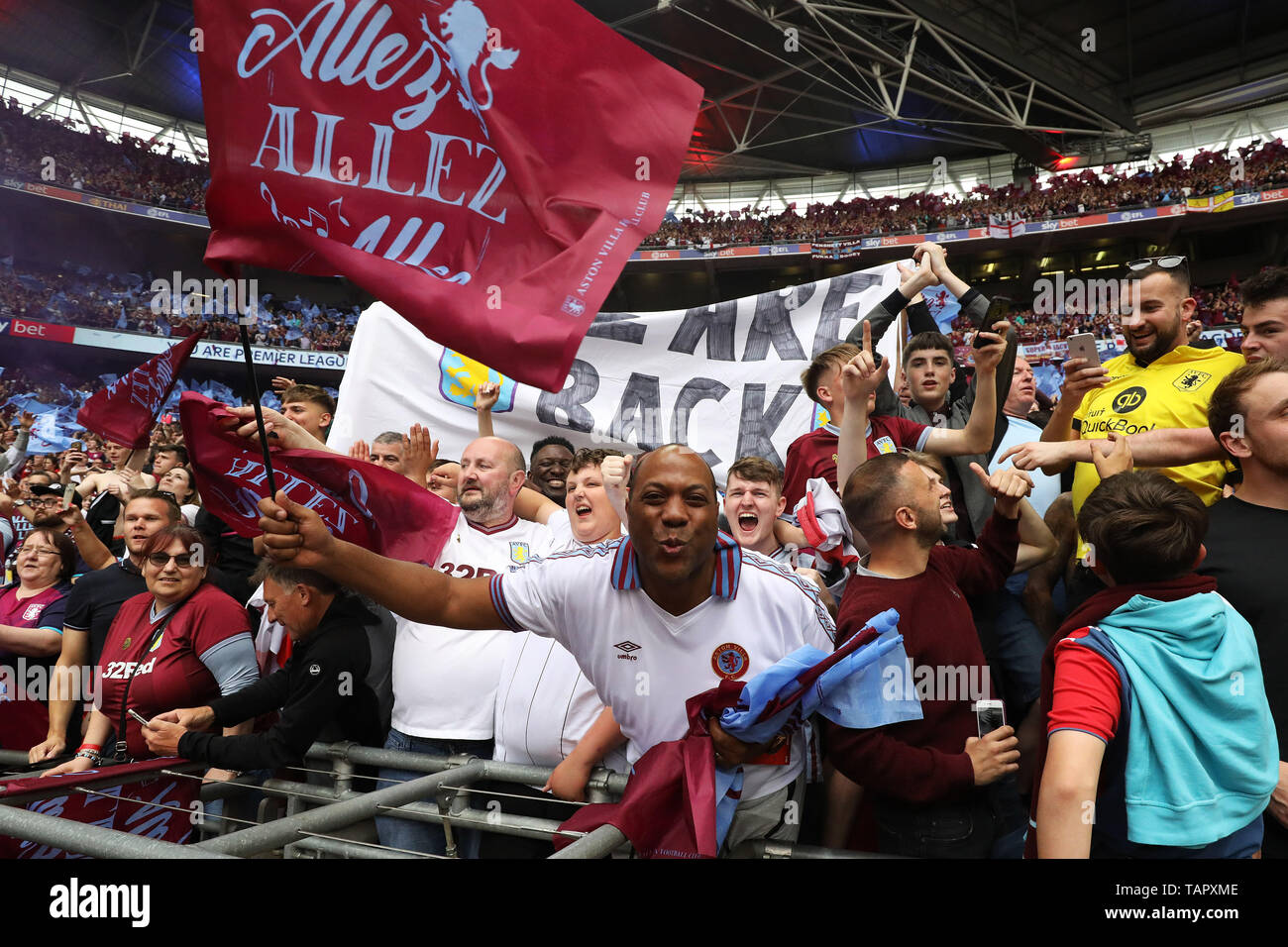 Londres, Royaume-Uni. 27 mai, 2019. Aston Villa Fans célébrer après avoir gagner la finale Play Off lors de la Sky Bet Championship Final Play Off entre Aston Villa et Derby County au stade de Wembley, Londres, le lundi 27 mai 2019. (Crédit : Tim Markland | Crédit : MI News & Sport /Alamy Live News Banque D'Images