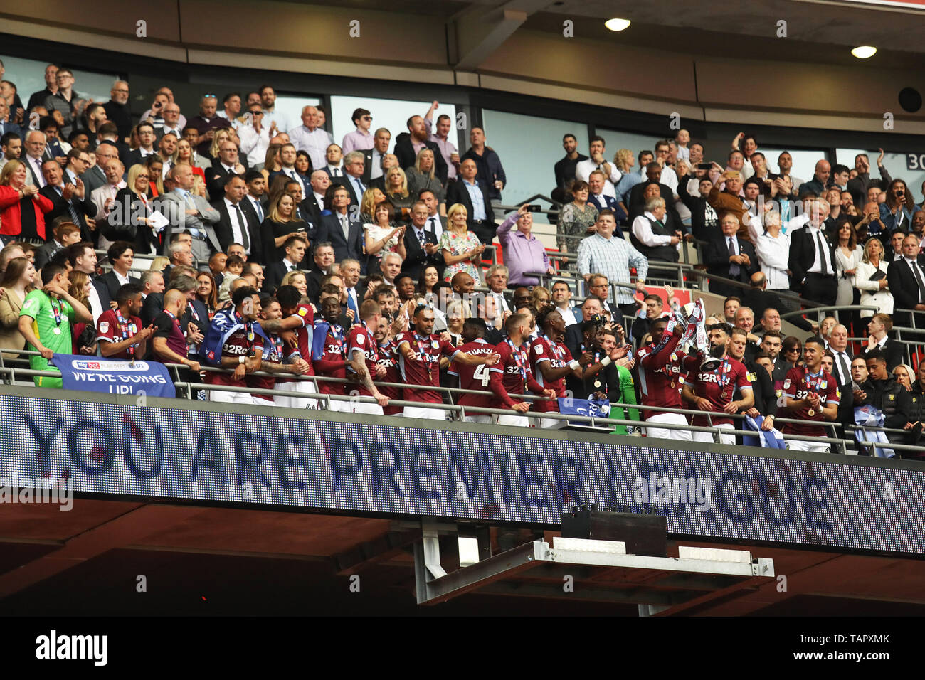 Londres, Royaume-Uni. 27 mai, 2019. Les joueurs d'Aston Villa célébrer après avoir remporté le championnat EFL durant la Finale Play-Off Sky Bet Championship Final Play Off entre Aston Villa et Derby County au stade de Wembley, Londres, le lundi 27 mai 2019. (Crédit : Tim Markland | Crédit : MI News & Sport /Alamy Live News Banque D'Images