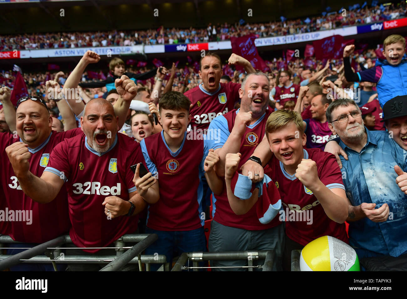 Londres, Royaume-Uni. 27 mai, 2019. Aston Villa partisans pendant le match de championnat Sky Bet entre Aston Villa et Derby County au stade de Wembley, Londres, le lundi 27 mai 2019. (Crédit : Jon Hobley | MI News) Credit : MI News & Sport /Alamy Live News Banque D'Images