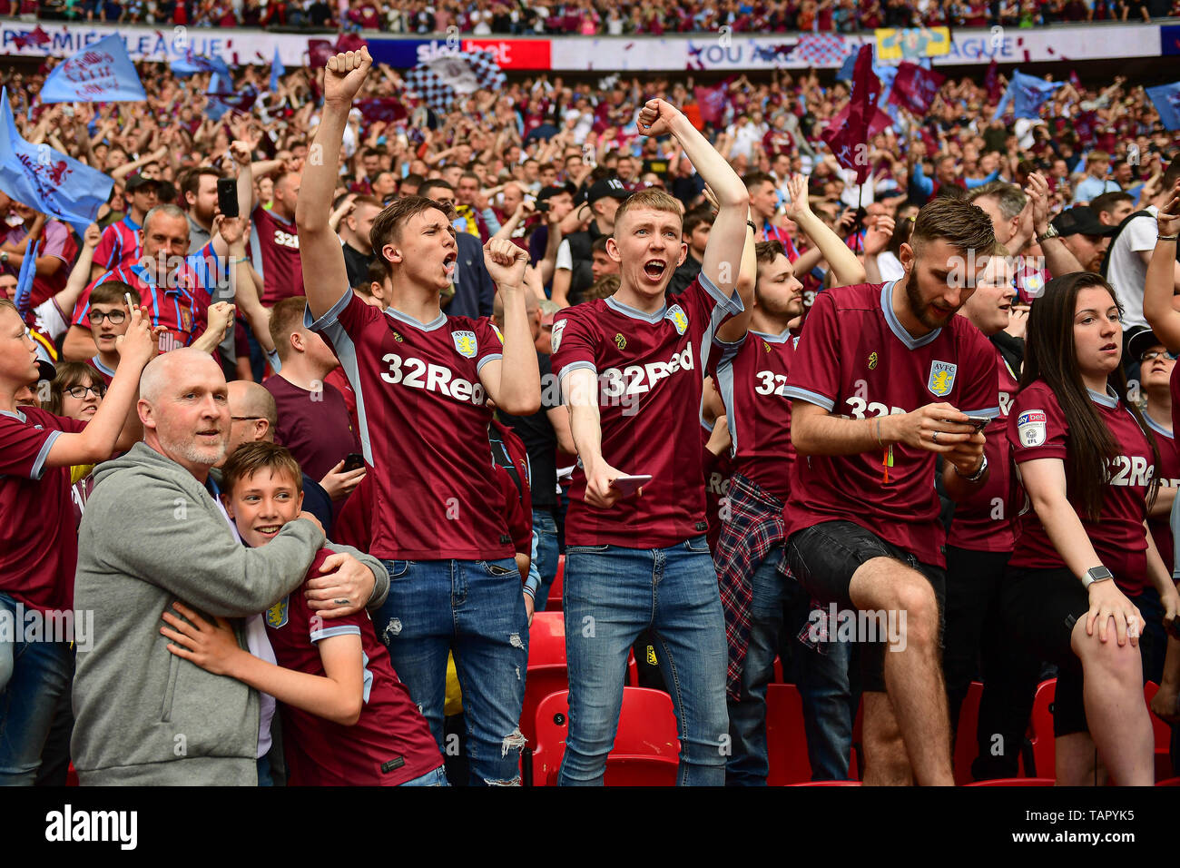 Londres, Royaume-Uni. 27 mai, 2019. Aston Villa partisans pendant le match de championnat Sky Bet entre Aston Villa et Derby County au stade de Wembley, Londres, le lundi 27 mai 2019. (Crédit : Jon Hobley | MI News) Credit : MI News & Sport /Alamy Live News Banque D'Images