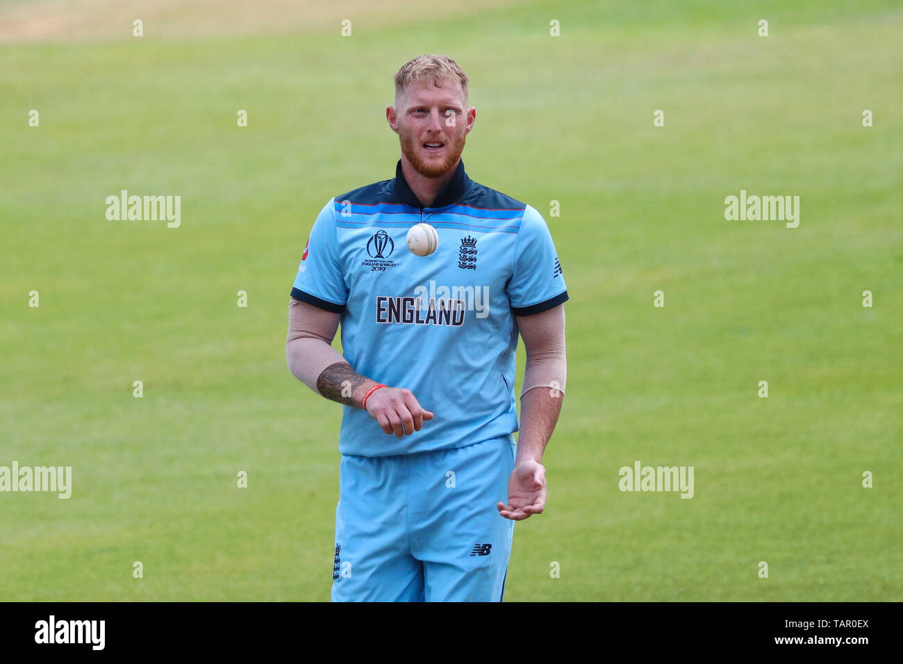 Londres, Royaume-Uni. 27 mai 2019. Ben Stokes d'Angleterre bowling au cours de l'ICC Cricket World Cup Warm-up match entre l'Angleterre et l'Afghanistan, à l'Ovale de Kia, Londres. Credit : Cal Sport Media/Alamy Live News Banque D'Images