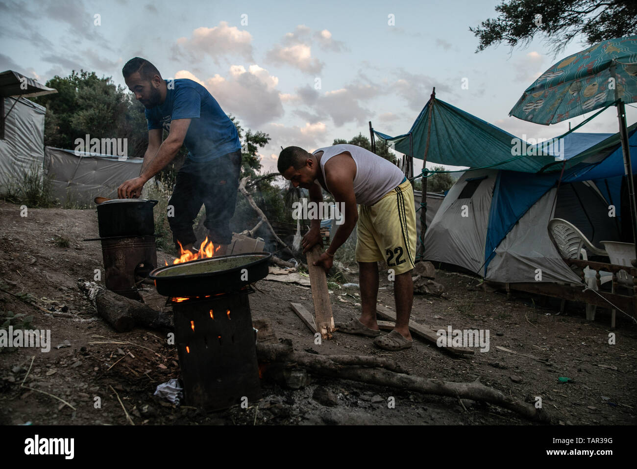 (190527) -- Samos (Grèce), le 27 mai 2019 (Xinhua) -- un groupe de réfugiés palestiniens préparent leur dîner dans le camp de réfugiés à Samos, une île de la mer Égée, Grèce, le 23 mai 2019. Quatre ans après le début de la crise des réfugiés, des milliers de réfugiés et migrants sont toujours coincés sur Samos. Selon les représentants de l'Union européenne la crise de la migration qui a commencé en 2015 est terminée. Mais à Samos, le problème est loin d'être terminée, les fonctionnaires locaux a dit à Xinhua. Au centre d'identification et la réception de Vathy, mieux connu sous le nom de camp de réfugiés de Samos, 3 069 réfugiés, vivent encore Banque D'Images