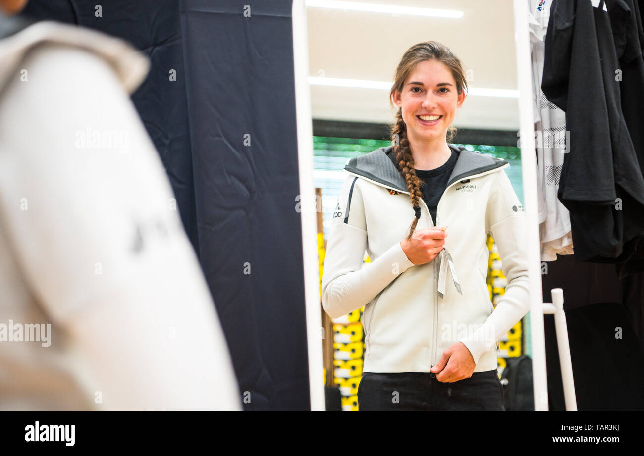 27 mai 2019, Hessen, Frankfurt/Main : Christa Riffel, le sport du vélo de course, ferme son manteau dans l'armoire. La Fédération allemande de sport olympique (DOSB) est l'envoi de 149 athlètes à Minsk/Bélarus pour la deuxième édition des Jeux (21 au 30 juin 2019). Les athlètes seront équipés de vêtements de l'équipe officielle. Photo : Andreas Arnold/dpa Banque D'Images