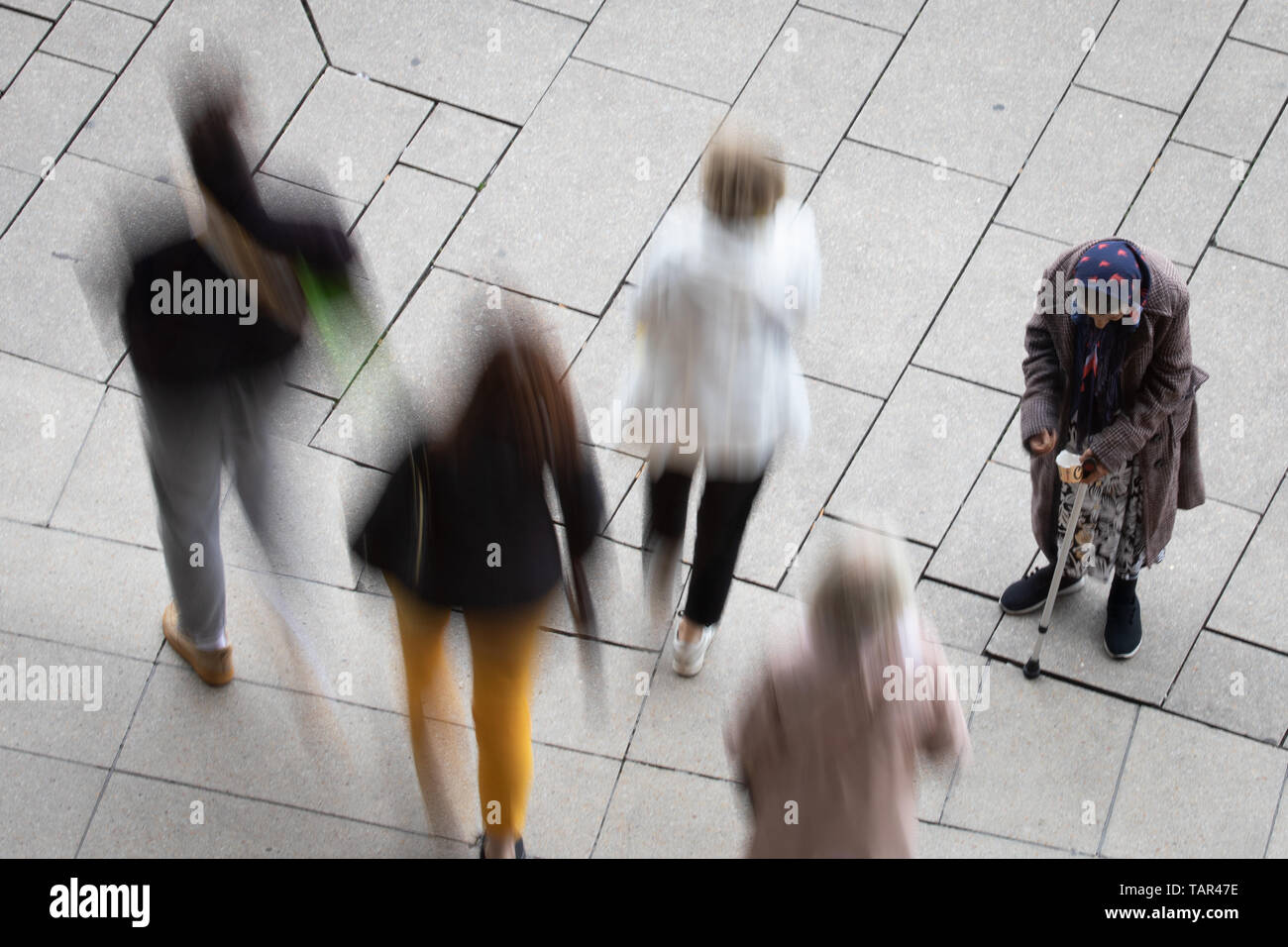 Hambourg, Allemagne. 21 mai, 2019. Une vieille femme se tient juste en face de l'entrée de l'Europapassage et implore. Vitesse d'obturation (Dépannage) Crédit : Christian Charisius/dpa/Alamy Live News Banque D'Images