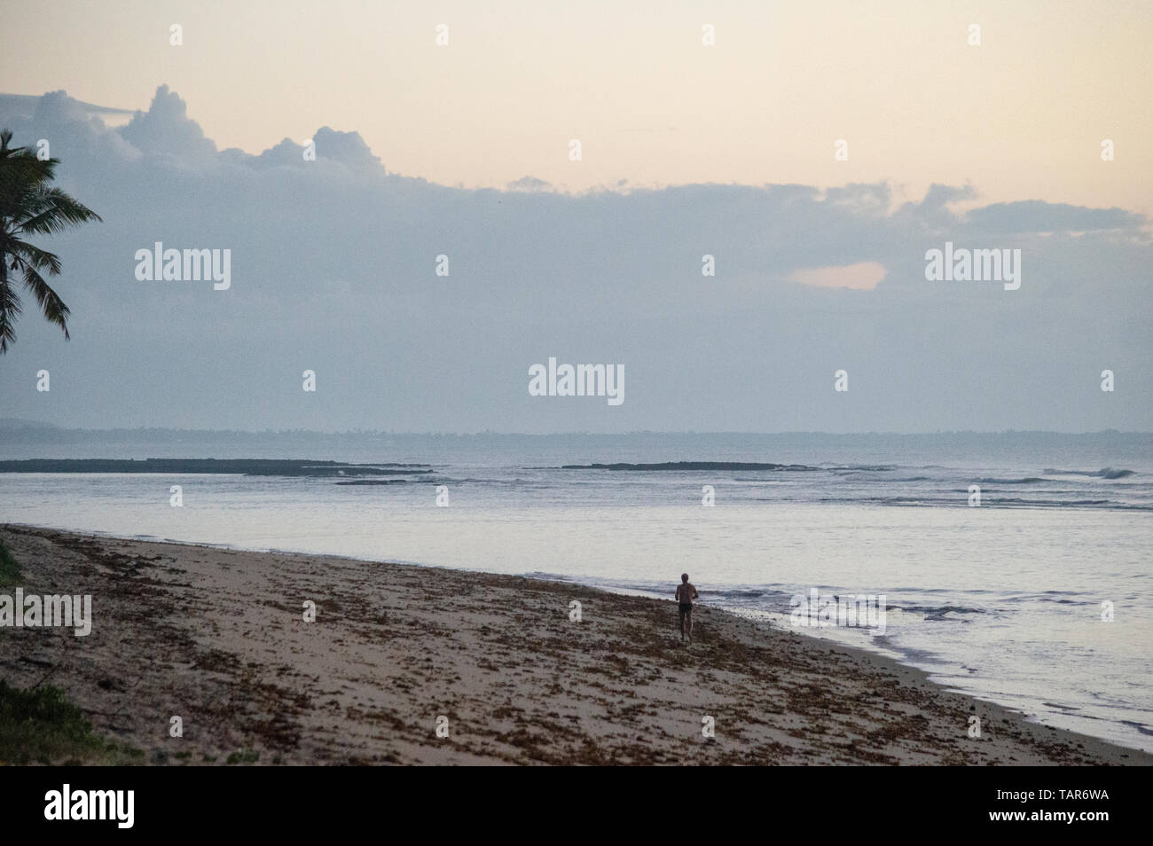 Homme courant sur la plage. Porto Seguro, Bahia, Brésil. Banque D'Images