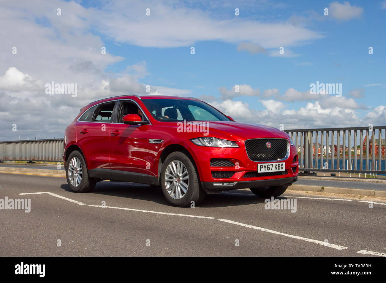 2007 Jaguar F-Pace AWD PORTEFEUILLE D au roulage sur la promenade du front de Southport, Merseyside, Royaume-Uni Banque D'Images
