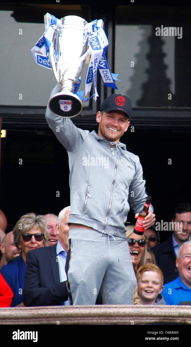 Wirral,UK 27 mai 2019 Tranmere Rovers retour aux célébrations à Birkenhead mairie pour célébrer la promotion des équipes de ligue 1 Ian crédit Fairbrother/Alamy Stock Photos Banque D'Images