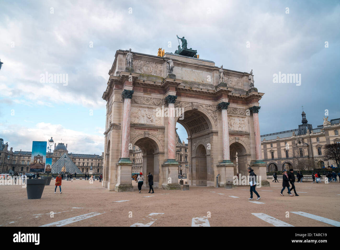 Paris, France - 17.01.2019 : l'Arc de triomphe du Carrousel : Triumphal Arch situé entre les Tuileries et le musée du Louvre, Paris Banque D'Images