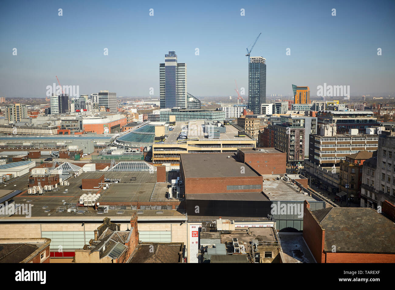 Vue sur l'horizon à travers le centre-ville de Manchester Arndale et toit au-delà du parking à la coop dans la zone de la tour de la CEI Banque D'Images