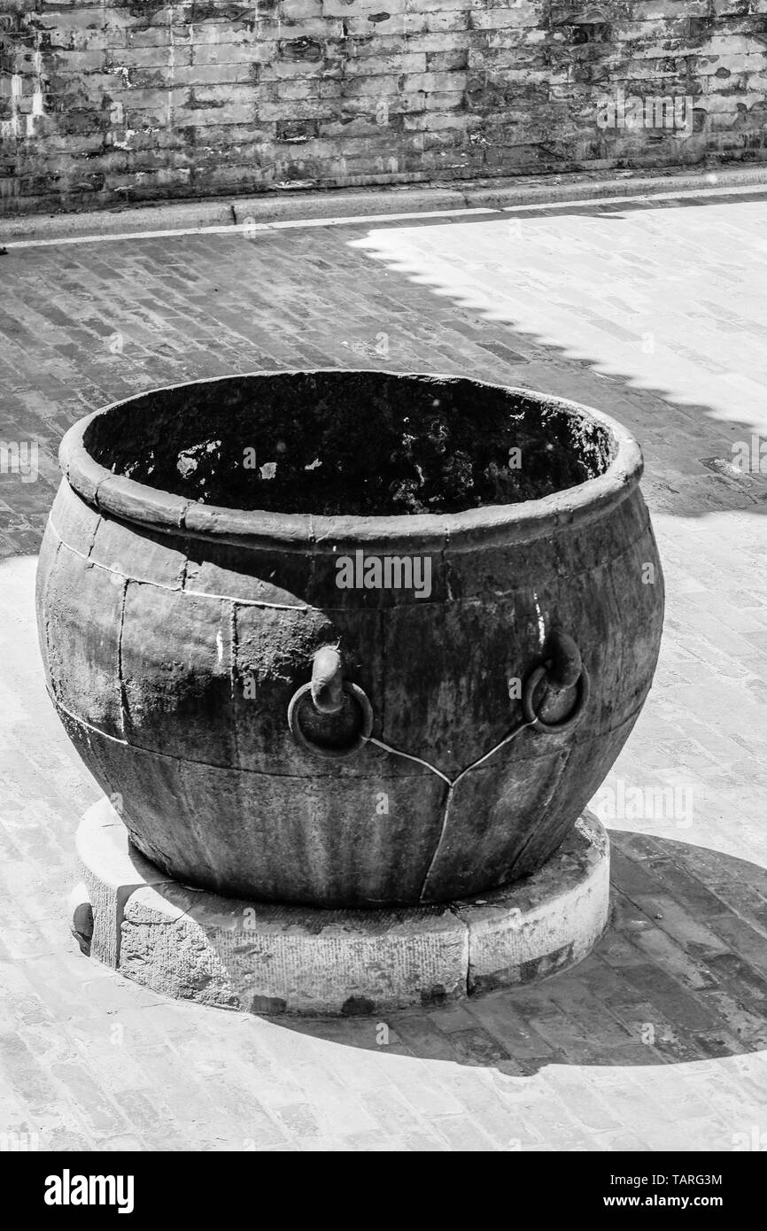 Big, rouillé, videz l'eau du réservoir de la TVA dans la Cité interdite à Pékin, Chine Banque D'Images