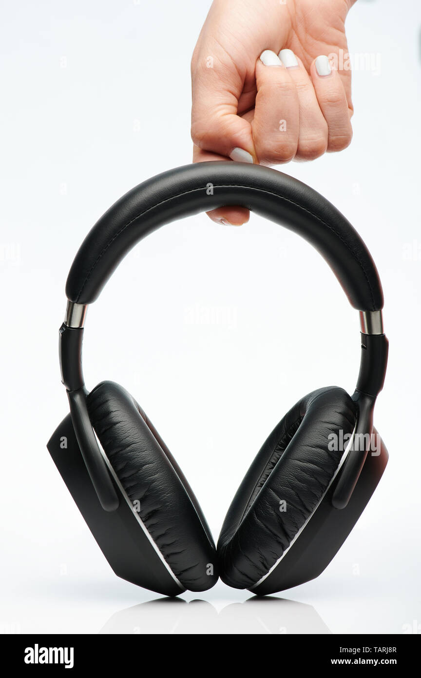 Tenir la main casque noir isolé sur fond blanc Banque D'Images