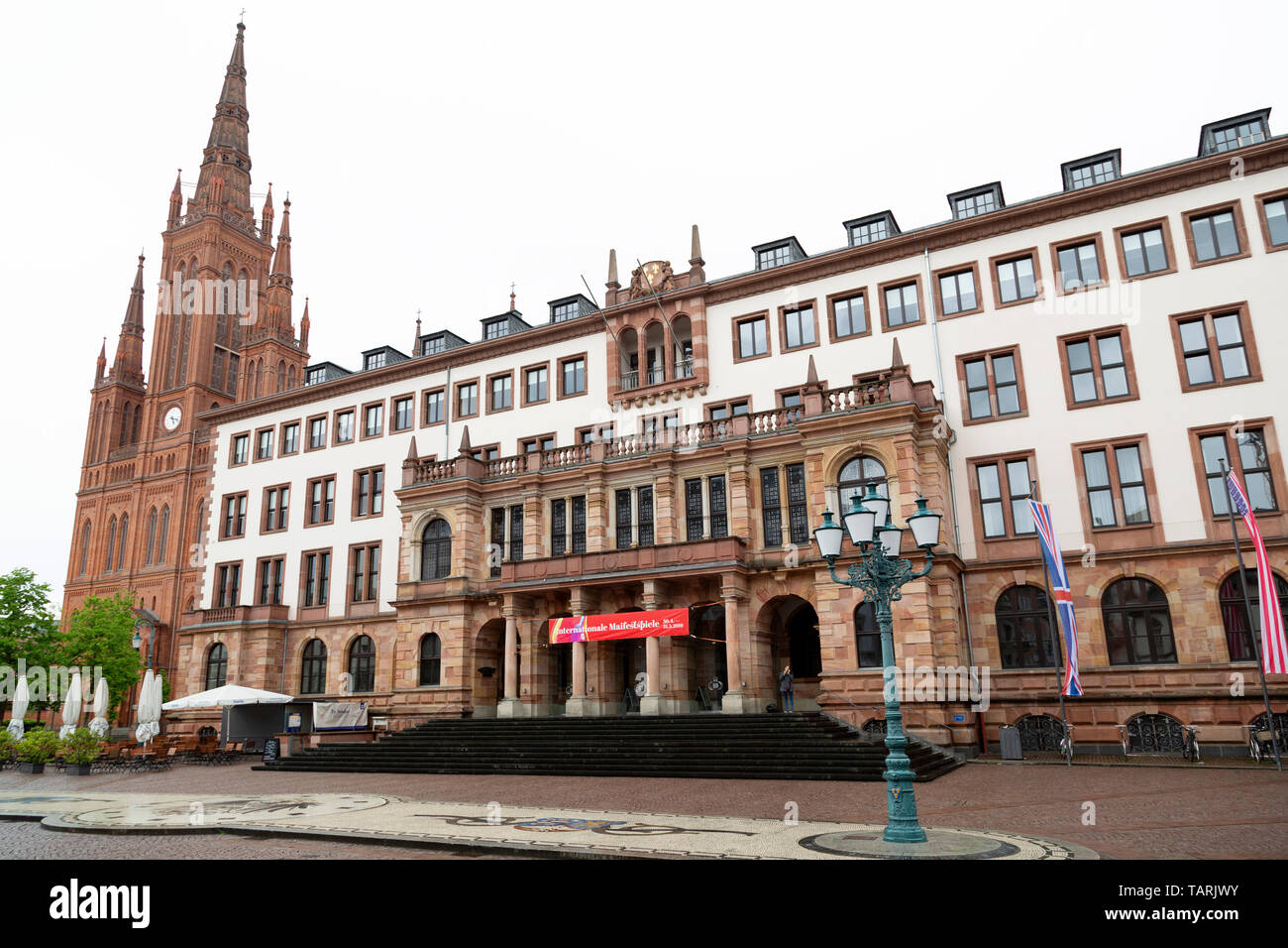 L'hôtel de ville (Rathaus) à Wiesbaden, la capitale de l'état de Hesse, en Allemagne. Le bâtiment municipal se distingue par le marché (de l'Église Marktkirche). Banque D'Images