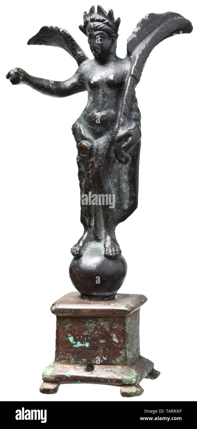 Une statuette de bronze romain de Victoria, 2e - 3e siècle, la déesse ailée  avec une couronne de laurier debout sur un globe en opposer. Dans sa main  gauche une branche de