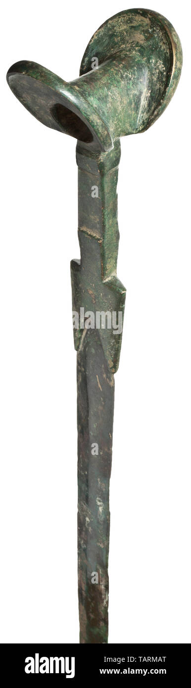 Une épée de bronze iranien du Nord, 10e - 9e siècle avant J.-C., l'épée forgée en bronze en deux parties, la racine de la lame recouverte par la poignée, qui s'étend jusqu'à une pointe de chaque côté. De section rectangulaire, la poignée renforcée aux bords supérieur et inférieur. Les creux, en forme de selle en pente pommeau en fans de chaque côté, ces deux s'étendant et bordé d'une moulure à profil. Lame étroite, légèrement vers le centre, avec un faible décalage, biseau. Patine verte exquis, à la fois lisse et brillant, un peu rugueux dans Additional-Rights Clearance-Info-pla,-Not-Available Banque D'Images