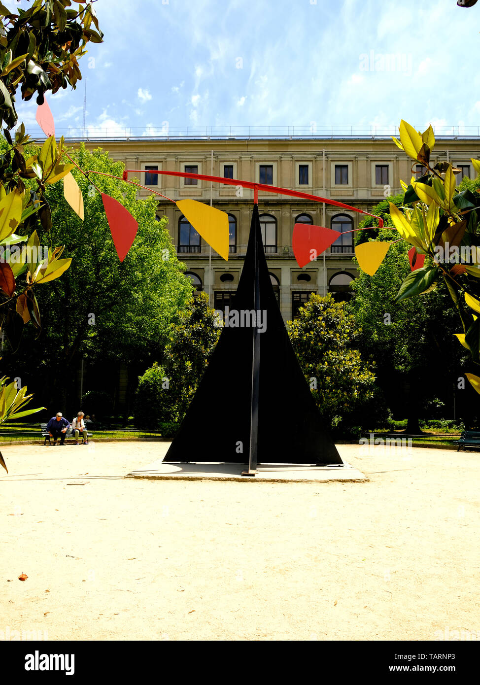 "Carmen" (1974) d'Alexander Calder sculpture mobile dans la cour de la Reina Sofía de Madrid, Espagne. Banque D'Images
