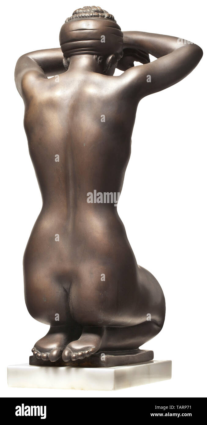 Arno Breker (1900 - 1991) - 'féminin', contemplant avec Bronze patine brune, avec la signature et la date '1980' Arno Breker, foundry stamp 'Venturi Arte' et 'nombre' 46/999 sur le côté de la plinthe. Sur une plaque en marbre blanc (les bords légèrement altérés). Hauteur totale environ 37 cm. Vient avec une carte postale datée du 1943 qui montre un détail de la face de cette sculpture, et un essai photographique sur une exposition Breker à Paris publié dans le magazine 'Münchner Illustrierte Presse' 1942/no. 24 (endommagé). 20e siècle, 1930, 1940, beaux-arts, l'art, NS, le National-socialisme, le Nazisme, , Editorial-Use-seulement Banque D'Images