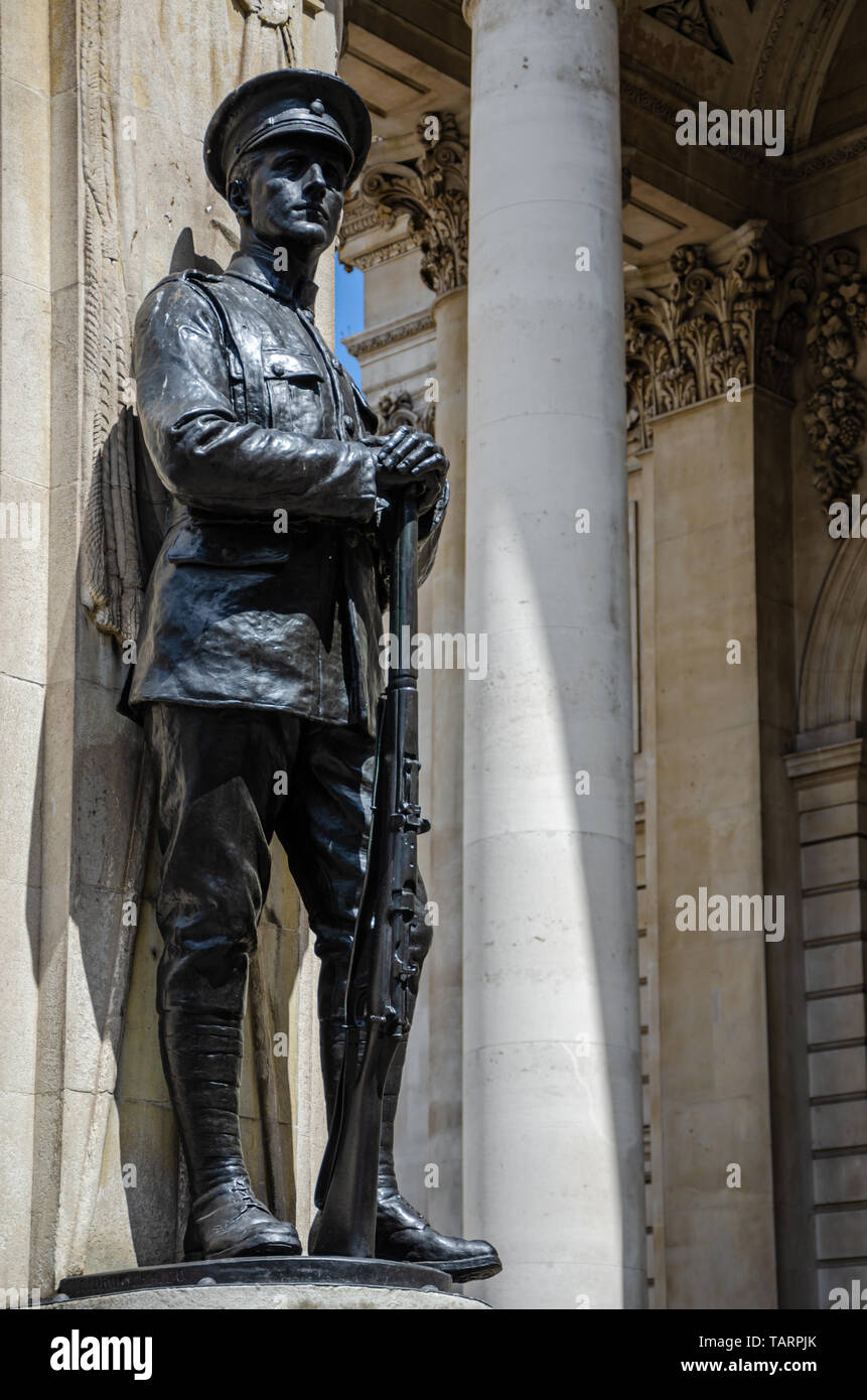 Vue rapprochée d'une figure en bronze d'un soldat de la Seconde Guerre mondiale qui se trouve sur le monument commémoratif de guerre des troupes de Londres au Royal Exchange à Londres, Royaume-Uni Banque D'Images