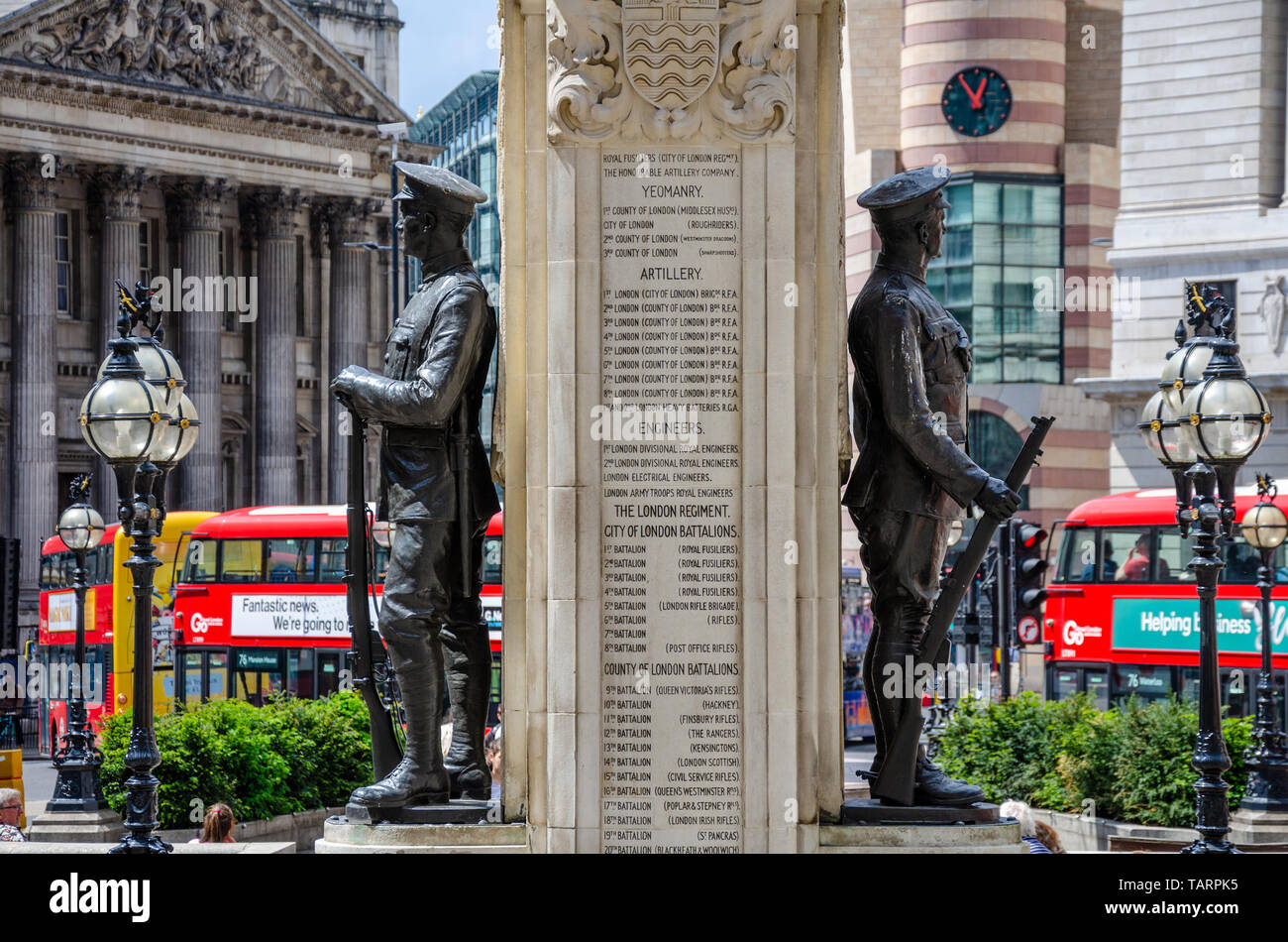 La Seconde Guerre mondiale, deux soldats 2 bronze représenté dans chaque côté du stand inscrits en pierre colonne sur le monument commémoratif de guerre des troupes de Londres au Royal Exchange, Londres Banque D'Images